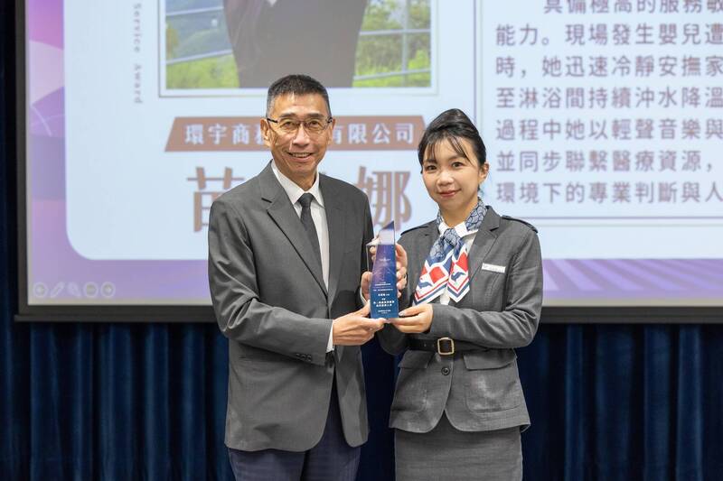 1句「有冰塊嗎」察覺女嬰候機遭燙傷 桃機貴賓室主管機警獲肯定