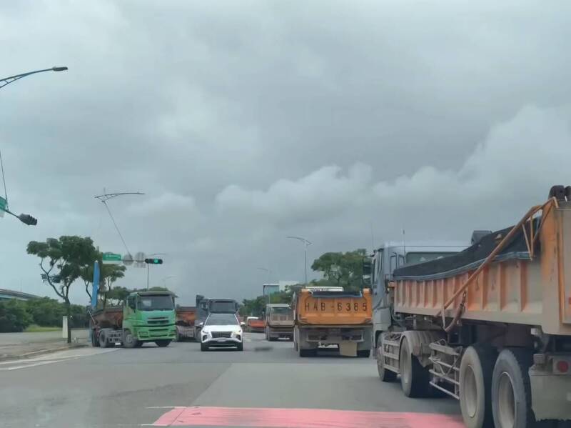 台北港進港砂石車占用市區道路近3公里 鄭宇恩籲源頭控管、增設臨停空間