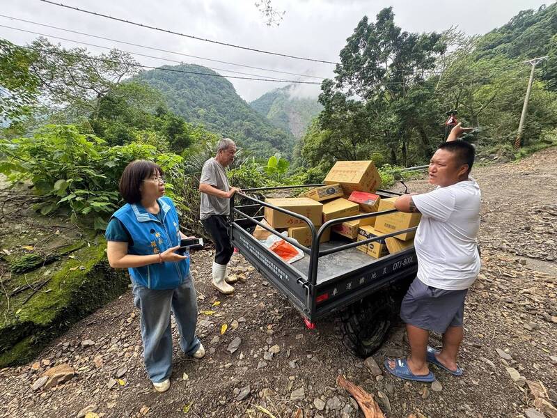巴威颱風重創南庄!東河往鹿場道路中斷 搬運車入山送物資