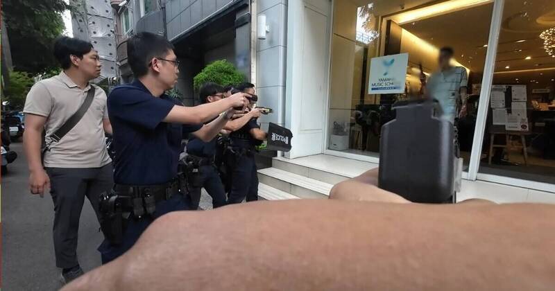 還有10人受困!美籍教授殺害連襟店長持刀對峙 警連開4槍化解危機