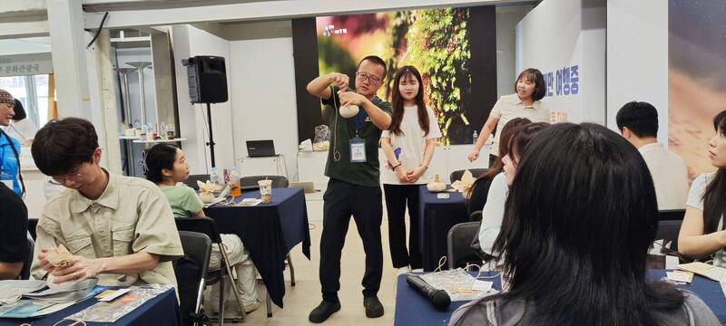 韓國首爾觀光推介會，進行藥草球DIY體驗。（南投縣政府提供）