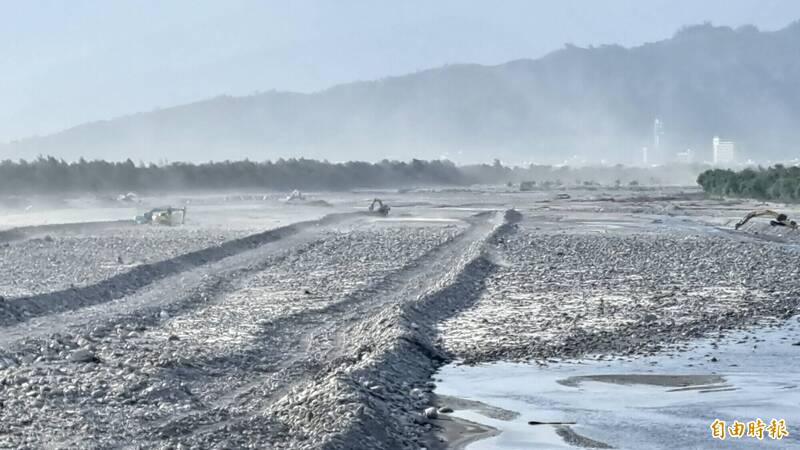 台東卑南溪風飛沙惹民怨 環保局允建預警資訊、續推水覆蓋