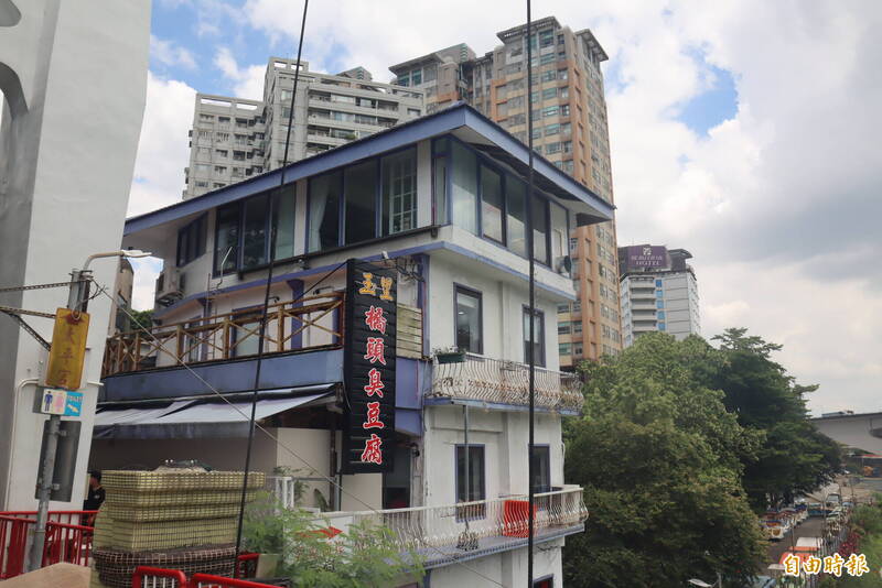 碧潭吊橋頭臭豆腐店頻遭檢舉!店家稱配合改善 環保局說話了
