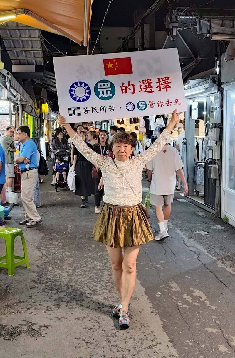 柳淑芳常在重要路口舉牌宣達愛台灣理念。(記者王榮祥翻攝)