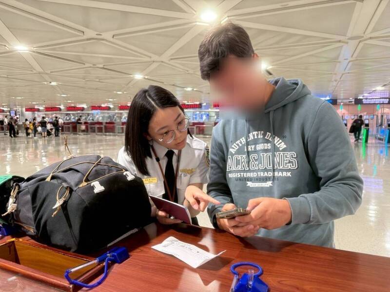 移民官協助外來旅客完成TWAC線上填報，讓入境通關更加快速便利。（移民署提供）