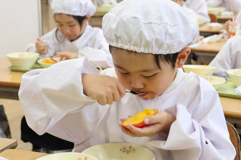 愛文芒果飄香日本校園 日學童用畫筆傳遞台日情誼