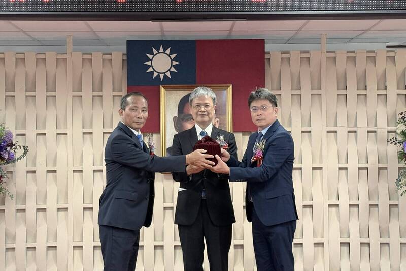 台電高雄區處長交接 黃志榮屆退、林昶旭升任