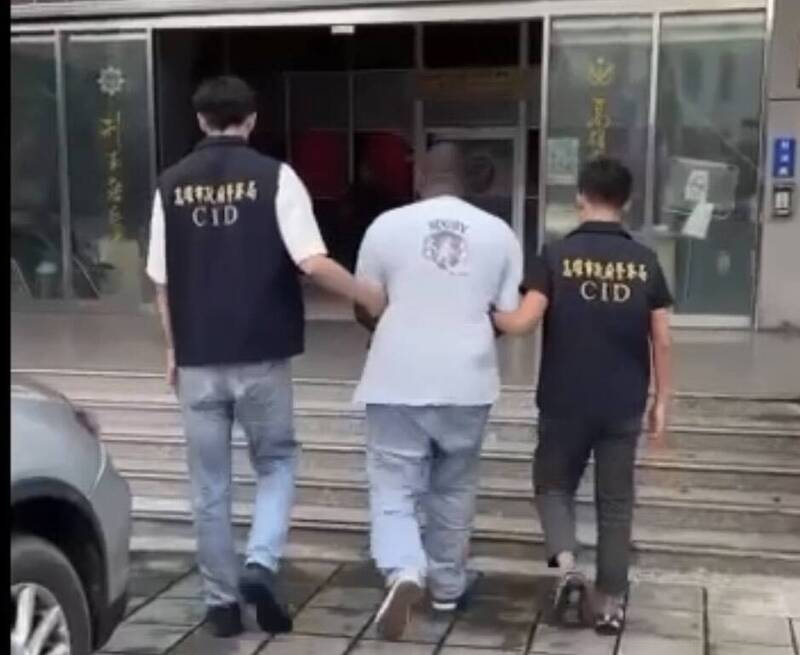 上百公斤法国男吞101颗海洛因球入境闯关被逮。（记者黄良杰翻摄）