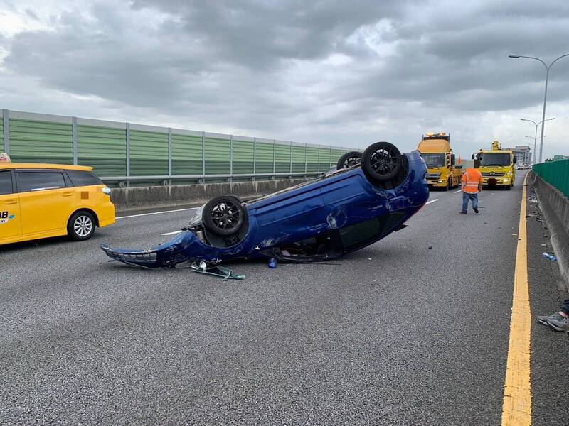 男子開車行經中市台74線 疑超車不當翻車受傷