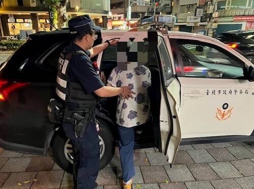 失智老婦深夜天母街頭徘徊 警暖心助她返家