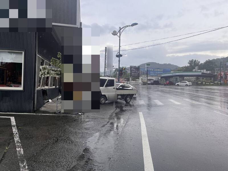 小货车撞上乡土菜餐厅外墙才停下。（图由埔里警方提供）