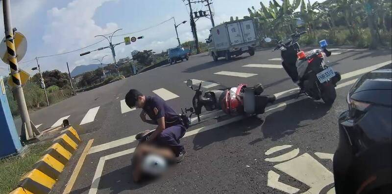 機車忘拔鑰匙被偷 淡水警趁竊嫌停紅燈拔掉鑰匙奪刀壓制