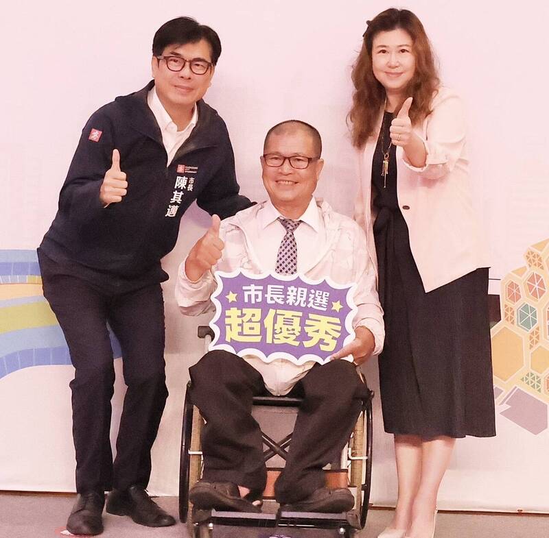 70歲進修部畢業生林龍憲獲市長獎，風雨無阻圓夢求學。（高市教育局提供）