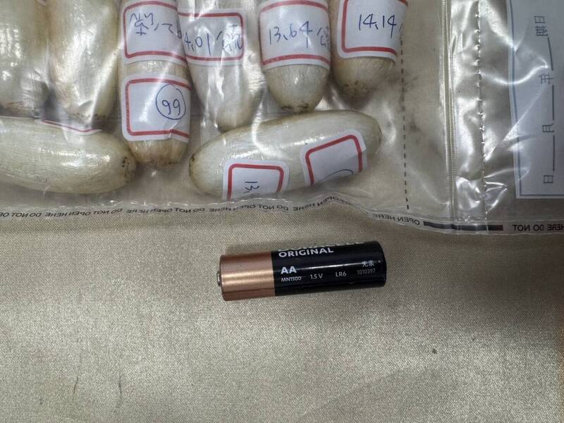 檢警查扣101顆海洛因膠囊,每顆大如電池以熱縮膜包覆。(民眾提供) 檢警查扣101顆海洛因膠囊,每顆大如電池以熱縮膜包覆。(民眾提供)