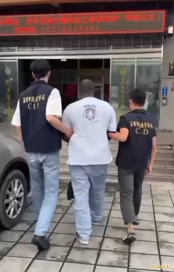 檢警逮獲法籍男DOE BRUCE移送法辦。(記者陳文嬋攝) 檢警逮獲法籍男DOE BRUCE移送法辦。(記者陳文嬋攝)