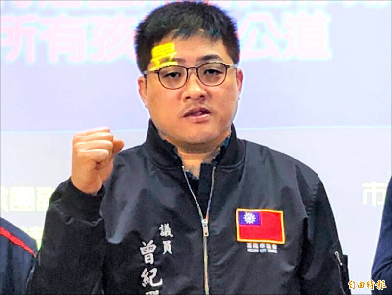 基隆市國民黨籍仁愛區議員曾紀嚴涉嫌利用「議員建議款」,指定由「乾泰豐」何姓負責人承攬基市公共工程,基隆地檢署漏夜複訊至今天清晨4時許,以曾涉犯貪污治罪條例向法院聲請羈押。(檔案照) 基隆市國民黨籍仁愛區議員曾紀嚴涉嫌利用「議員建議款」,指定由「乾泰豐」何姓負責人承攬基市公共工程,基隆地檢署漏夜複訊至今天清晨4時許,以曾涉犯貪污治罪條例向法院聲請羈押。(檔案照)