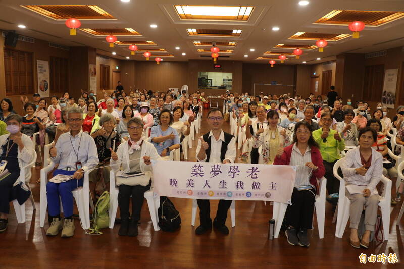 台灣精準預防醫學學會理事長張家銘(前排右3),在雙和靜思堂專題演講,與聽者合影。(記者黃政嘉攝)