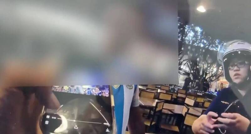 警方到场询问谭男。(记者姚岳宏翻摄) 警方到场询问谭男。(记者姚岳宏翻摄)