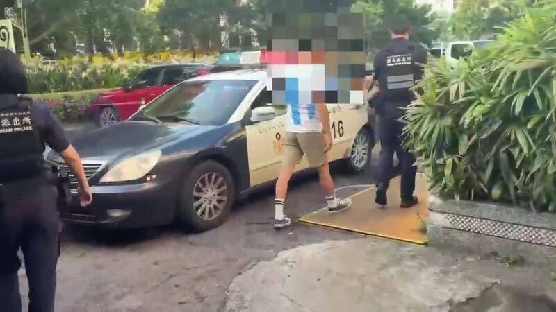 警方带回谭男。(记者姚岳宏翻摄) 警方带回谭男。(记者姚岳宏翻摄)