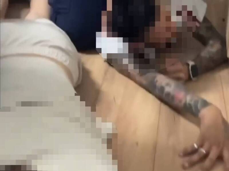 躲在天花板上的李男被拽下后，李、黄两嫌被压制在地。（记者徐圣伦翻摄）