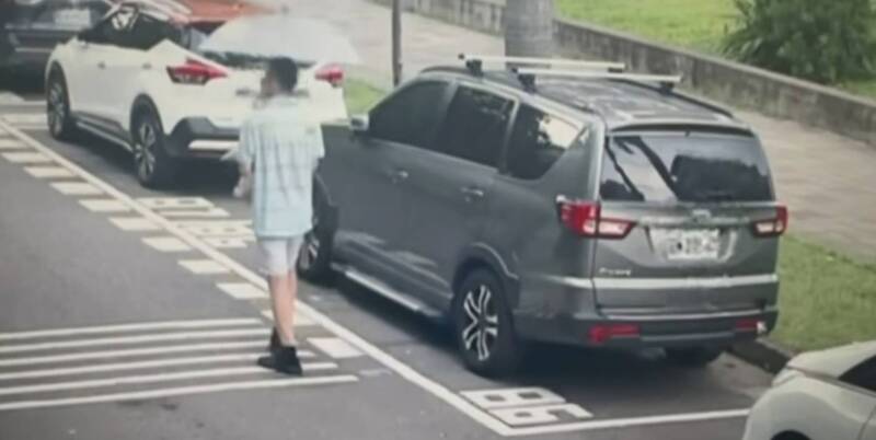 林嫌被拍到进音乐教室前的身影，小提袋内装蓝波刀。（撷取自民众提供影片）