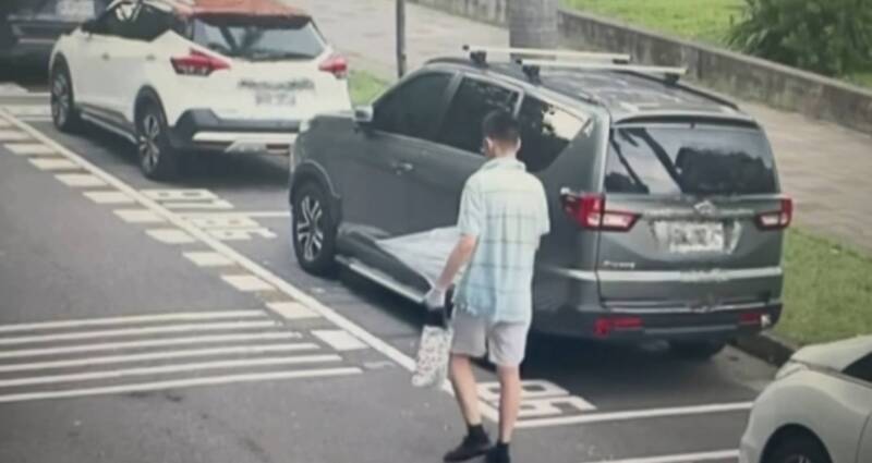 林嫌被拍到进音乐教室前的身影，小提袋内装蓝波刀。（撷取自民众提供影片）