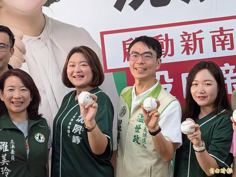 民進黨南投縣議員沈夙崢（左2）參選南投市長，並與將代表綠營參選草屯鎮長的張媛婷（右1），以及南投縣長參選人温世政（右2）合體，要力拚翻轉南投政局。左1為立委羅美玲。（記者劉濱銓攝）