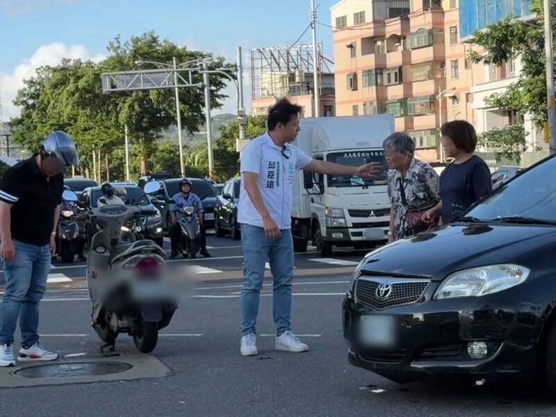 民眾黨竹北市長參選人邱臣遠（中）放下拜票和造勢，協助擦撞意外現場安全與交通秩序。（邱臣遠競選團隊提供）