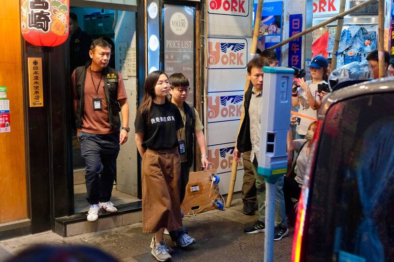 香港警方昨(15日)突擊搜查由前媒體工作者創辦的獨立書店,並以涉嫌展示及出售具「煽動意圖」的物品為由逮捕5人。(法新社)