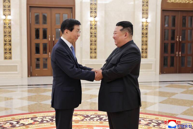 北韓領導人金正恩（右）接見中國人民政治協商會議主席王滬寧（左）。（歐新社）