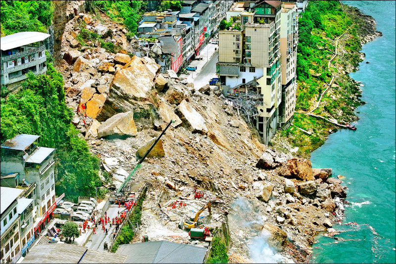 中国重庆市彭水苗族土家族自治县17日上午发生严重山崩，掩埋10多栋民宅，已有至少10人获救，另有8人死亡、34人失踪，紧急疏散超过1100名居民。 （美联社）