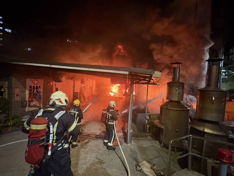 基隆平房凌晨大火 屋內堆滿金紙燒成火海
