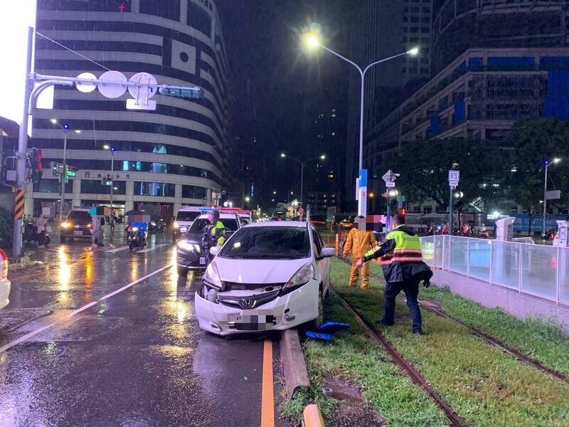 高雄輕軌又被卡 酒駕男自撞軌道這下慘了