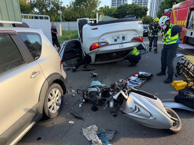 台中北屯自小客車失控連撞翻車 74歲機車騎士遭壓車底命危送醫