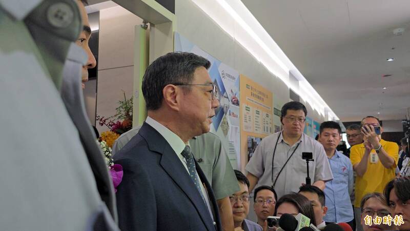 卓榮泰今（18）日出席新北市板橋區「新創總會新北辦公室」開幕式行程，席間接受媒體聯訪。（記者黃子暘攝）
