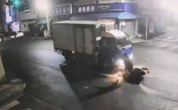 台中30歲女保全闖紅燈遭撞飛機車刮地噴火花 頭部重創搶命中