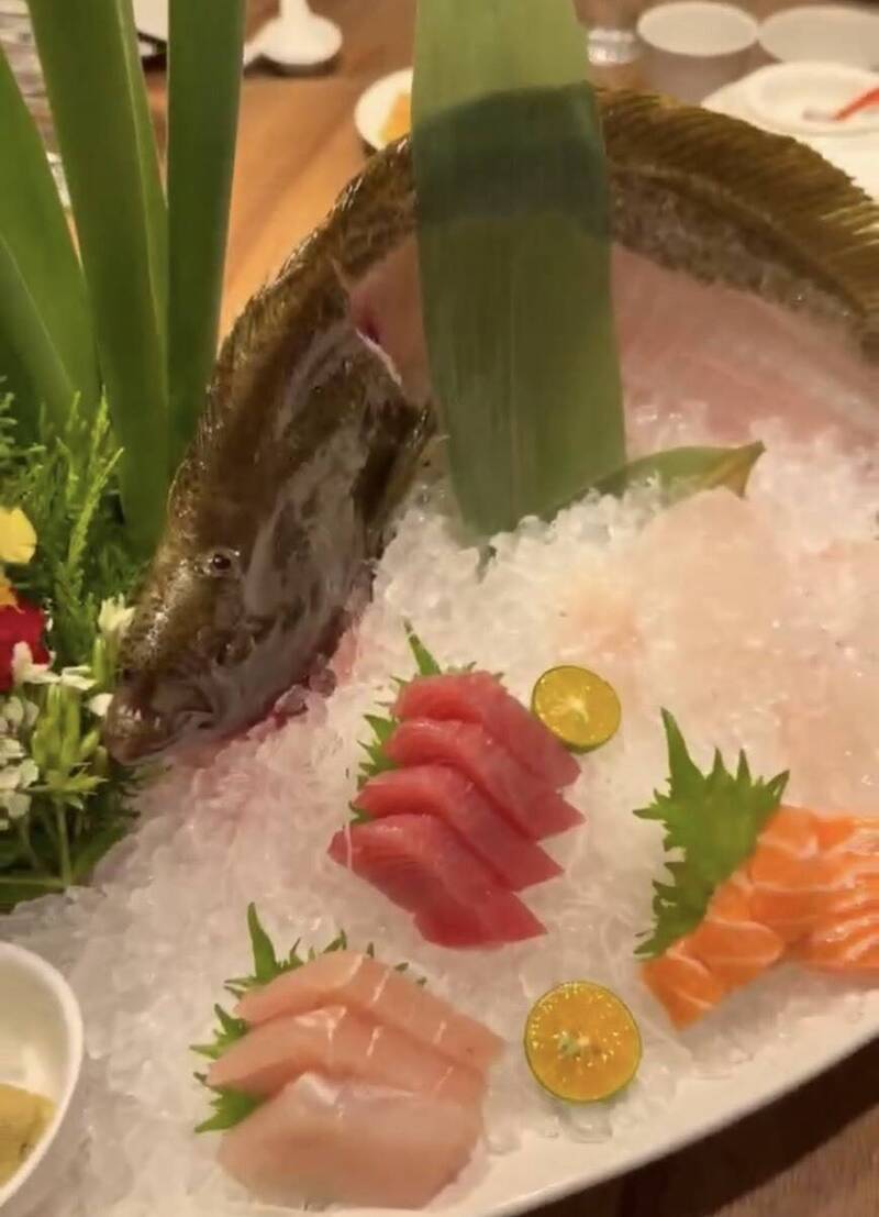 獨家》生猛上菜秀!比目魚突瞪眼張口 網嚇:差點聽見牠問「魚肉好吃嗎?」
