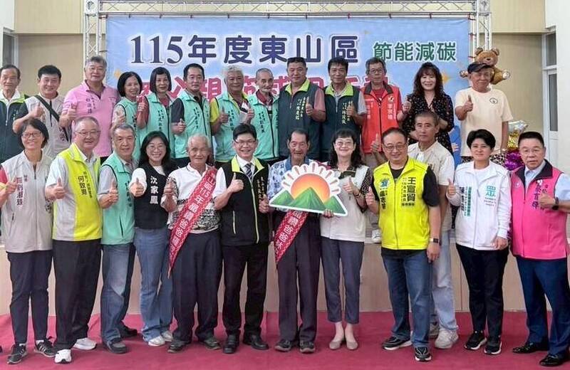 東山區表揚的最年長模範父親,是同為85歲的林史文(前右五)、羅茂榮(前左五)。(公所提供) 東山區表揚的最年長模範父親,是同為85歲的林史文(前右五)、羅茂榮(前左五)。(公所提供)