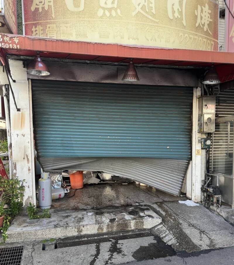台中阿北又出事了!開BMW低頭撿手機 秒變「得來速」撞進魚翅肉焿店