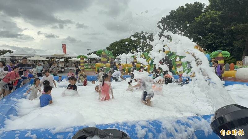 西螺親水節嗨玩!氣墊水上樂園、水槍大戰 還有泡泡秀、魔術秀