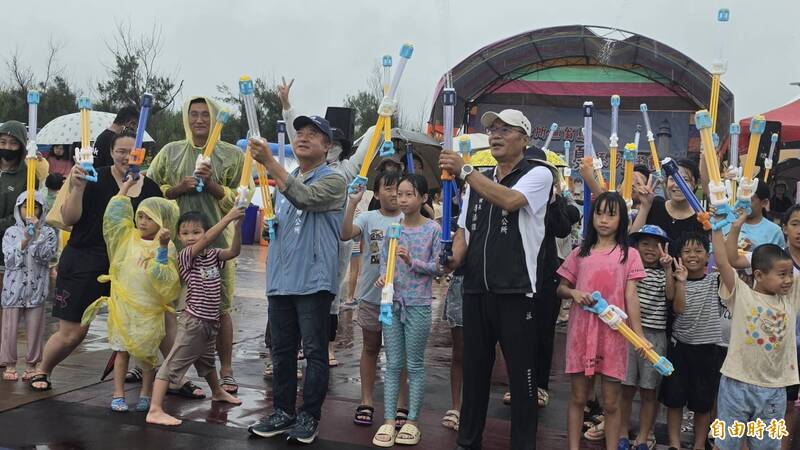 西嶼小池角共融公園啟用,大小朋友玩在一起。(記者劉禹慶攝)