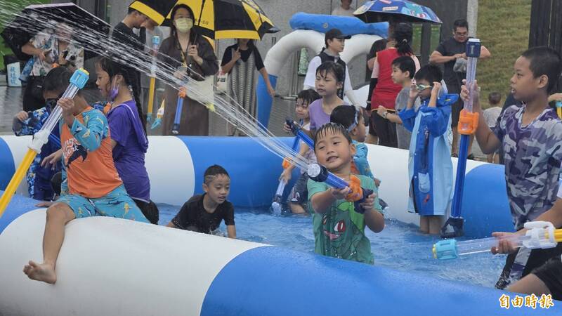西嶼首座共融公園「小池角」啟用 大小朋友水槍大戰清涼一夏