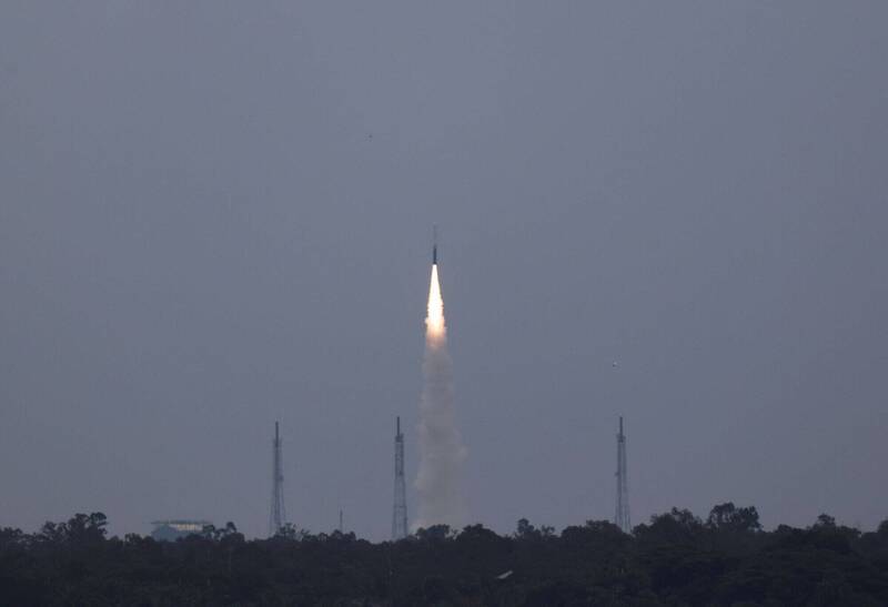 印度太空夢更上層樓 首枚民間載運火箭發射升空