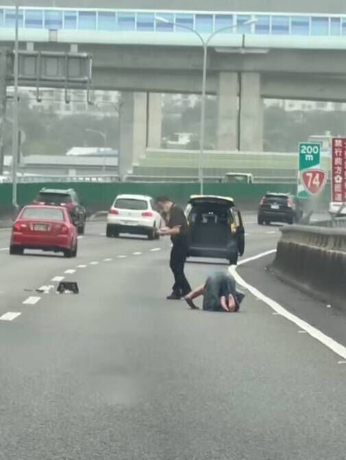 台74線驚魂!25歲醉女突開車門跳車 滿臉血跪趴車道嚇壞用路人