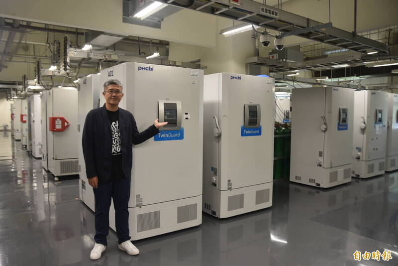 台灣人體生物資料庫資訊長蘇明威表示,機構設有70幾台冰箱,以零下70度低溫保存檢體,可供研究使用。(記者吳柏軒攝)