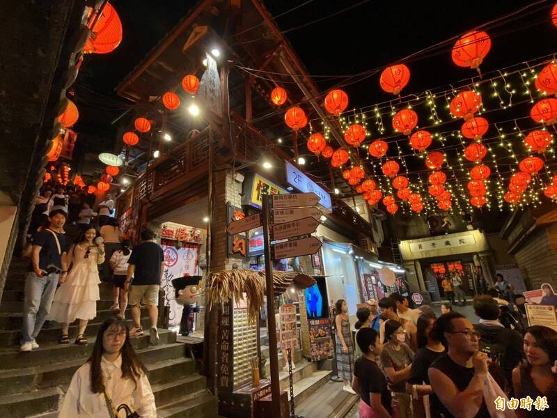 九份紅燈籠閃耀山城夜色 霹靂布袋戲共譜光影新章