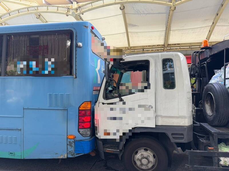 捷運圓山站客運倒車變撞車 屁股嚕垃圾車頭畫面曝