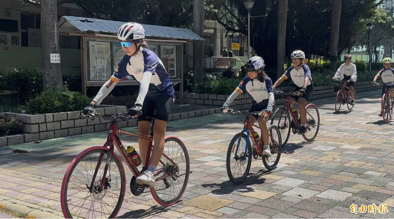 小四男孩完成400公里單車環島夢!超商大夜單親媽陪練:值得