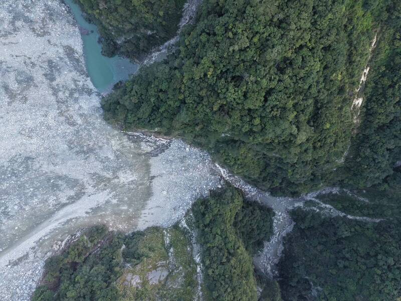 萬里溪堰塞湖滲漏加大 溢流延後林保署估20日零時