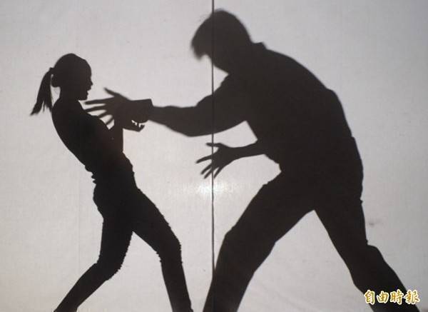懷疑妻出軌搶手機翻拍對話 法院認定暴力取證判敗訴